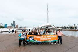 图11.新亚旅行社黄淑敏课长（第二排中白衣者）表示大港桥适合推荐给日本旅客