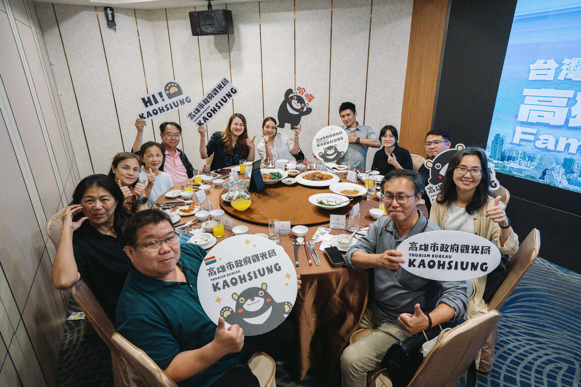 图12.高闵琳局长(後中)与团员互动热络