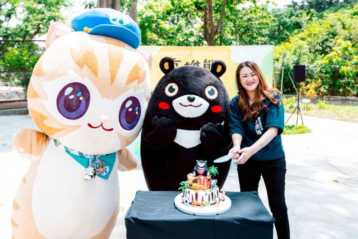图4.高雄熊与局长姐姐一起切生日蛋糕