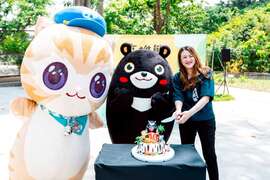 图4.高雄熊与局长姐姐一起切生日蛋糕
