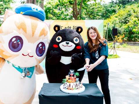 图4.高雄熊与局长姐姐一起切生日蛋糕