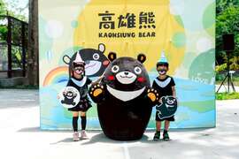 图5.小粉丝穿上母亲手作高雄熊服装成为全场焦点