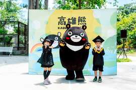 图6.穿着幼稚园毕业服的小粉丝与高雄熊可爱互动