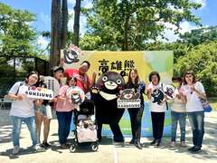图9.高雄熊和局长姐姐与热情粉丝合影