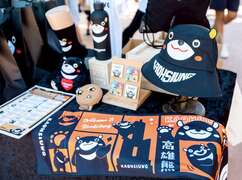 图12.现场贩售高雄熊商品