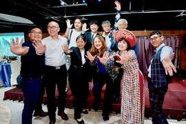 图7.高闵琳局长与越南包机团互动气氛热络_0