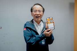 图8 林钦荣副市长展示游戏画面