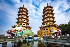 图2.龙虎塔七层双塔气势恢宏