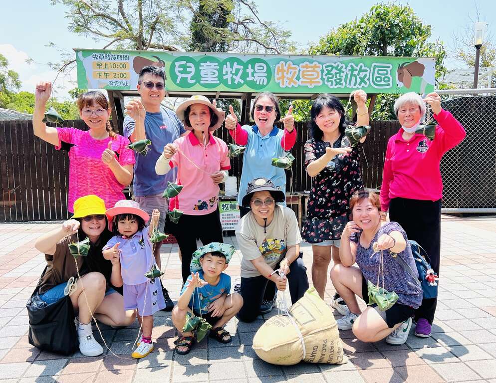 图10 寿山动物园员工及志工共同制作应景粽