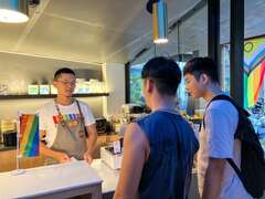 图12 旅宿业接待处放置彩虹旗