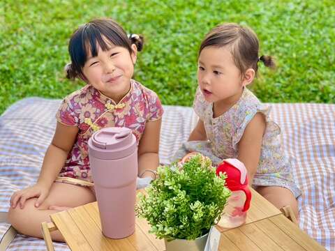 图3、着复古装扮可参加「复古穿搭 零食一把抓」活动