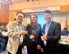 图9、高闵琳局长与韩国旅行业协会及旅行业者交流合影。
