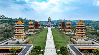 长达240公尺的成佛大道，两侧八座宝塔象徵「八正道」，引领旅人沉淀心灵。