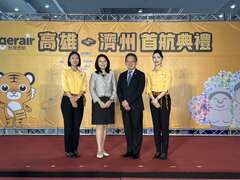 图4.台湾虎航董事长黄世惠(左2)和商务长许致远(左3)共同出席首航典礼
