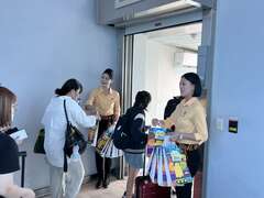 图9.台湾虎航客舱组员於登机口发放首航纪念礼物