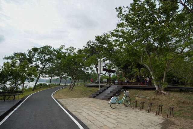 阿公店水庫自行車道的觀景台可俯瞰環湖景觀