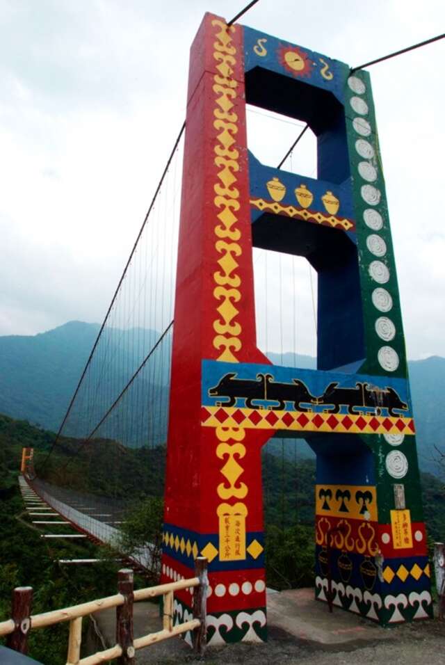 多納吊橋對多納村民來說，是族人與親人、情人、朋友道別的情之橋
