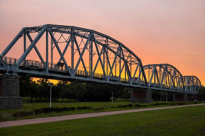 夕陽染橘大樹舊鐵橋