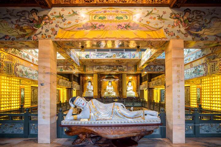 清水巖寺側躺佛像