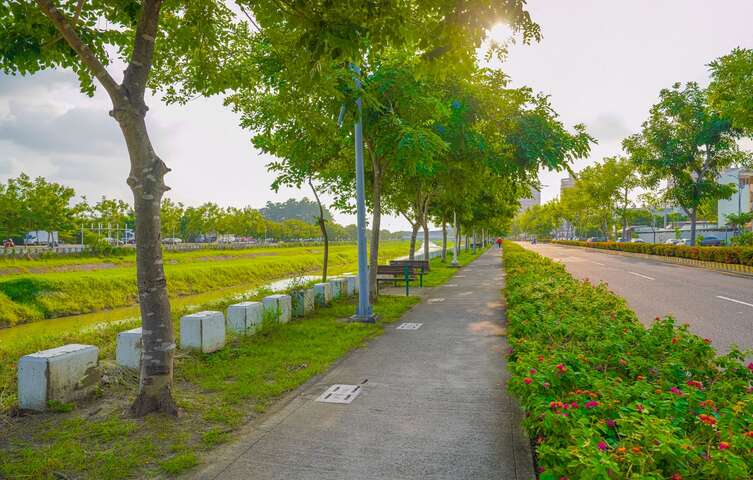 阿公店溪园道绿色步道，在树阴下悠闲散步