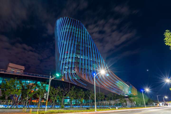 高雄港埠旅运中心夜景图