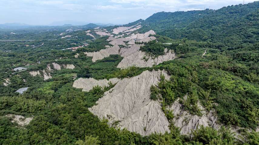 俯瞰太阳谷，锯齿状的泥岩山棱绵延不绝，见证南部夏季暴雨与烈阳交替下的地质奇观。