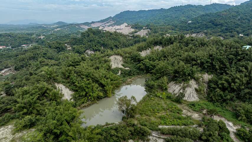翠绿植被环绕下，湖水倒映着太阳谷环状山谷的奇特景致，展现自然的宁静与神秘。
