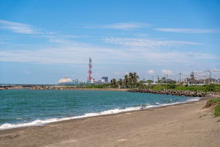 细致柔软的沙滩与蔚蓝海水，成为戏水与欣赏海景的好去处。