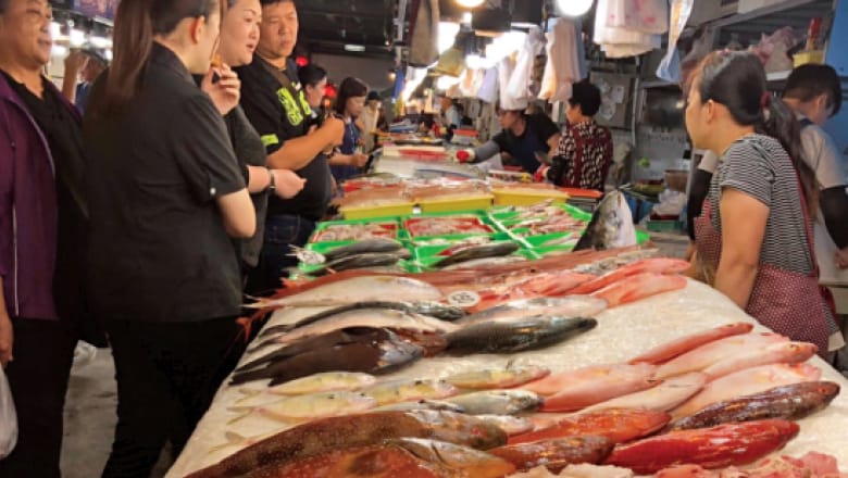 Chợ cá tham quan bán hàu tươi