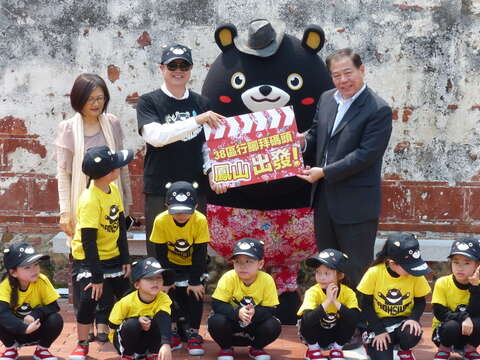 In promotion of Kaohsiung’s 38 tourist districts, the city’s new bear mascot “Kaohsiung Hero” embarked a trip on the 30th from Fengyi Tutorial Academy in Fengshan District, Kaohsiung.