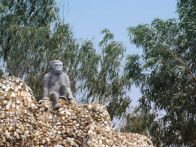猴子造景出現在石頭廟一點都不顯得突兀