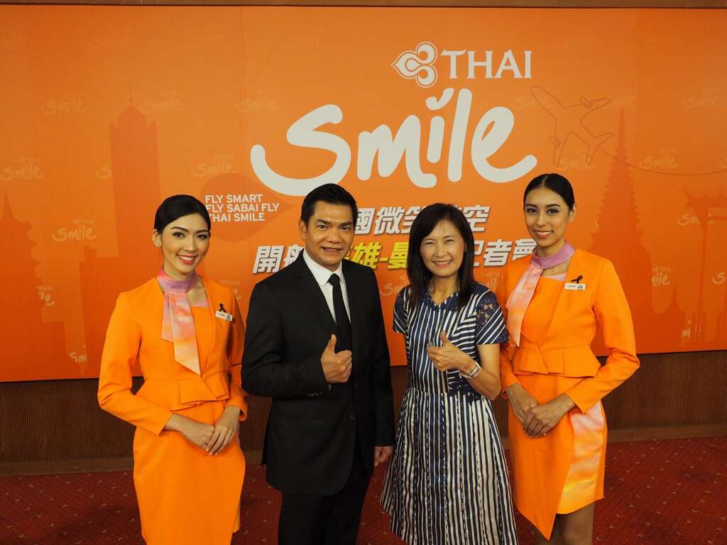 高雄市觀光局長曾姿雯(右二)與泰國航空台灣地區總經理吉偉成(左二)一起為泰國微笑航空高雄-曼谷開航加油