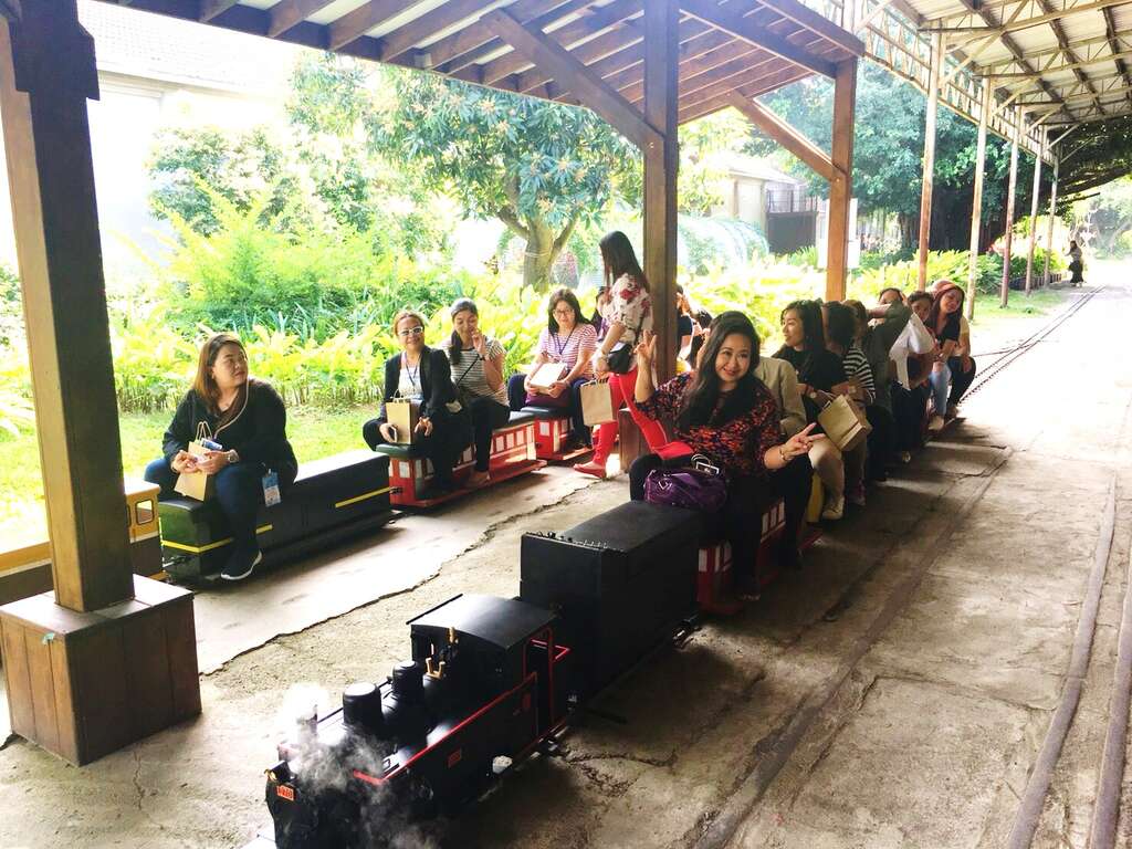 图2：菲律宾踩线团参访桥糖文创园区并体验搭乘小火车