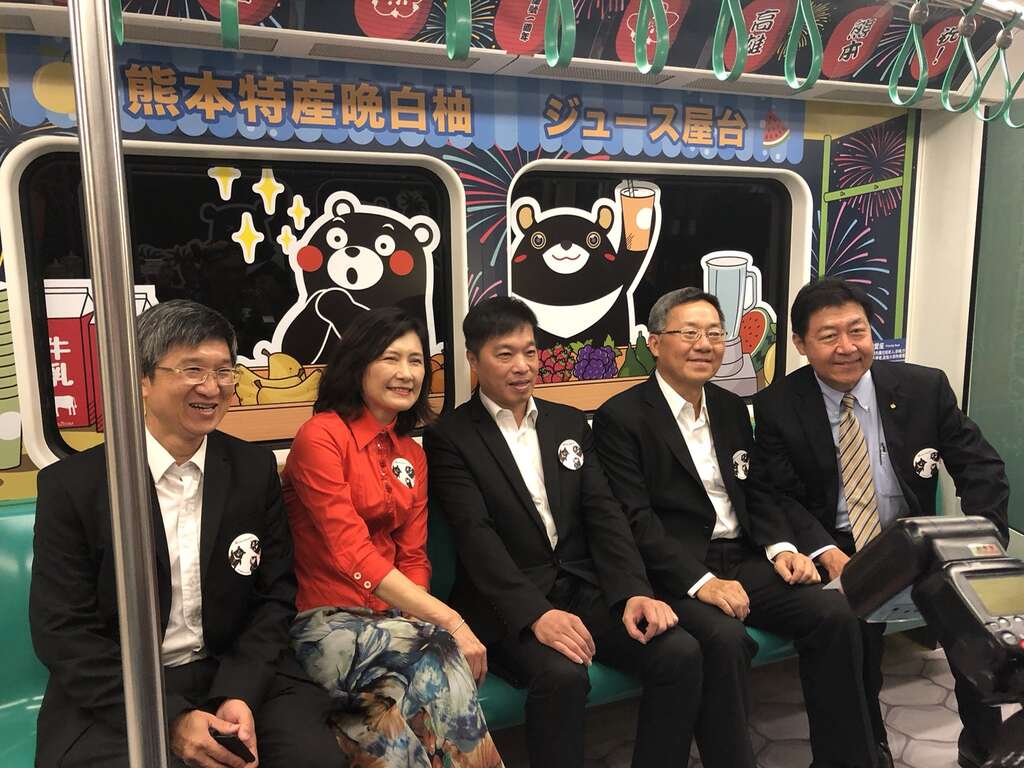 为庆祝「三熊友达号彩绘机」一周年，特别与高雄捷运合作推出全台首辆3D三熊友达夏日祭主题列车