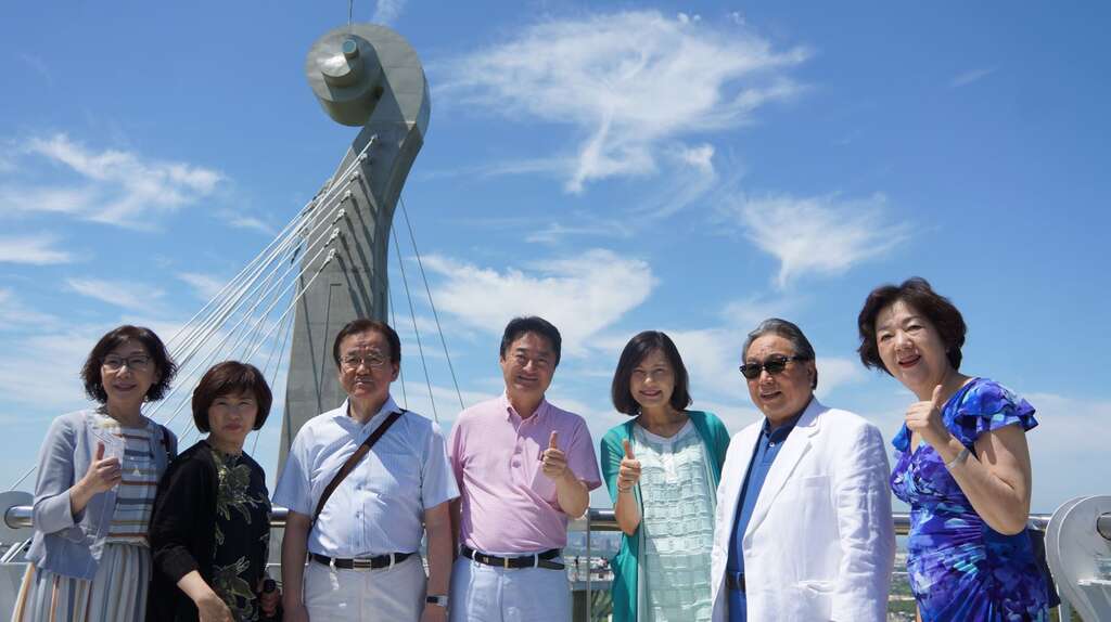 高市府观光局曾姿雯局长（右三）、札幌市高桥克朋议员（中）参访岗山之眼园区。