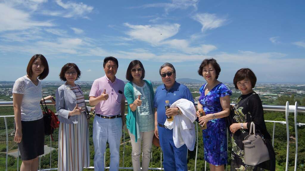 高市府观光局曾姿雯局长（中）、札幌市高桥克朋议员（左三）参访岗山之眼园区，远眺大高雄市区。
