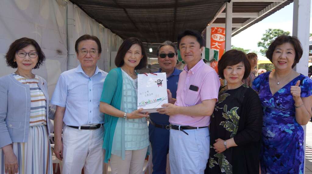 高市府观光局曾姿雯局长（左三）致赠伴手礼给札幌市议员团队。