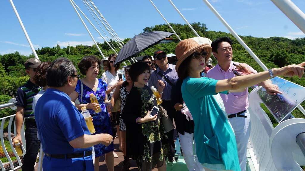 高市府觀光局曾姿雯局長向札幌市議員團解說崗山之眼園區特色。