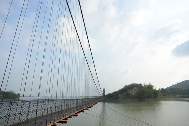 煙波虹吊橋搭配青山綠水如一幅畫般的美麗景色