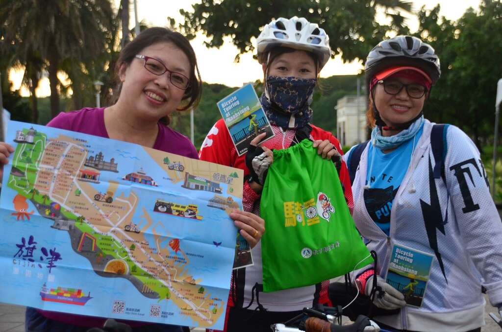 图5 民众手拿观光局赠送的旗津地图与单车手册