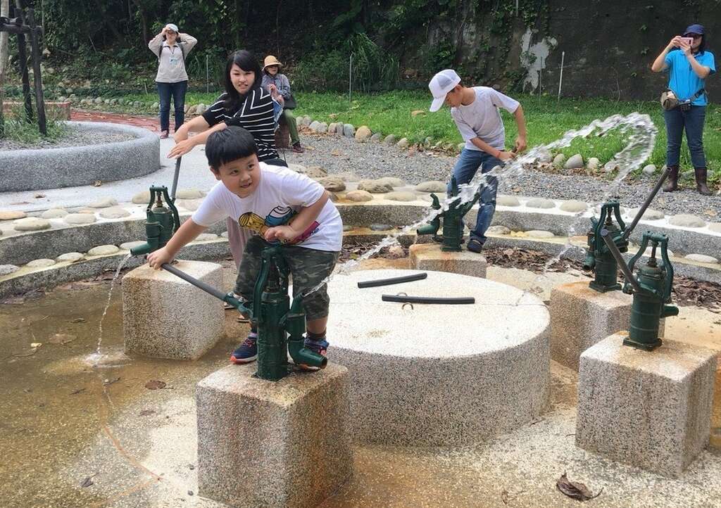 「一日旗山人」行旅將走訪南勝社區，古早味的壓水機成為大小朋友遊戲天堂