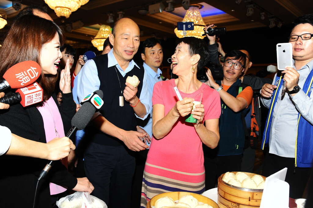 市長韓國瑜稱讚老店興隆居招牌湯包傳承台灣包子的好手藝