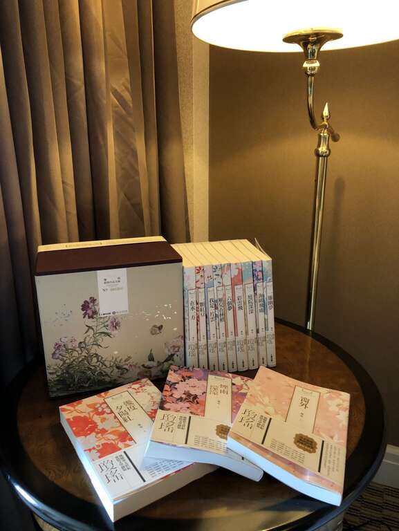漢來飯店推出瓊瑤房，讓民眾除旅遊高雄，更能在房內追劇。