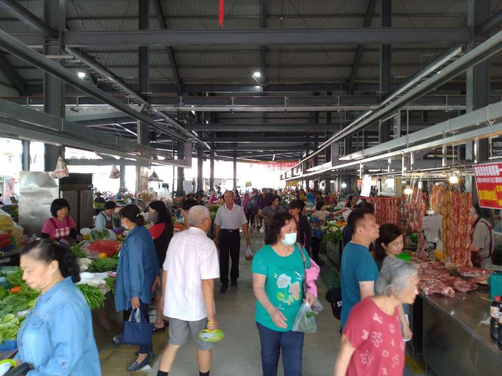 高雄市岡山德明攤販協會在原欣欣市場舊址已營業數十年，提供各式生鮮蔬果及百貨用品，滿足在地居民採買需求