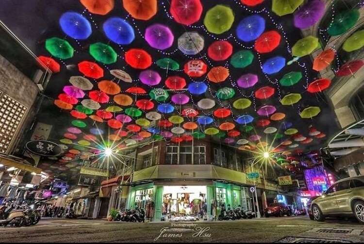 圖說4.彩虹傘裝置藝術夜間點亮商店街區