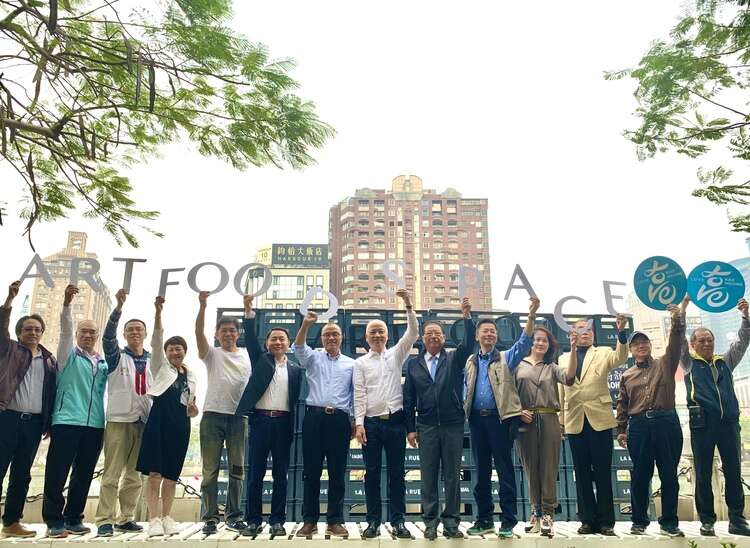 圖1、葉匡時副市長與觀光局長邱俊龍宣布愛河假日三輪餐車市集正式啟動。