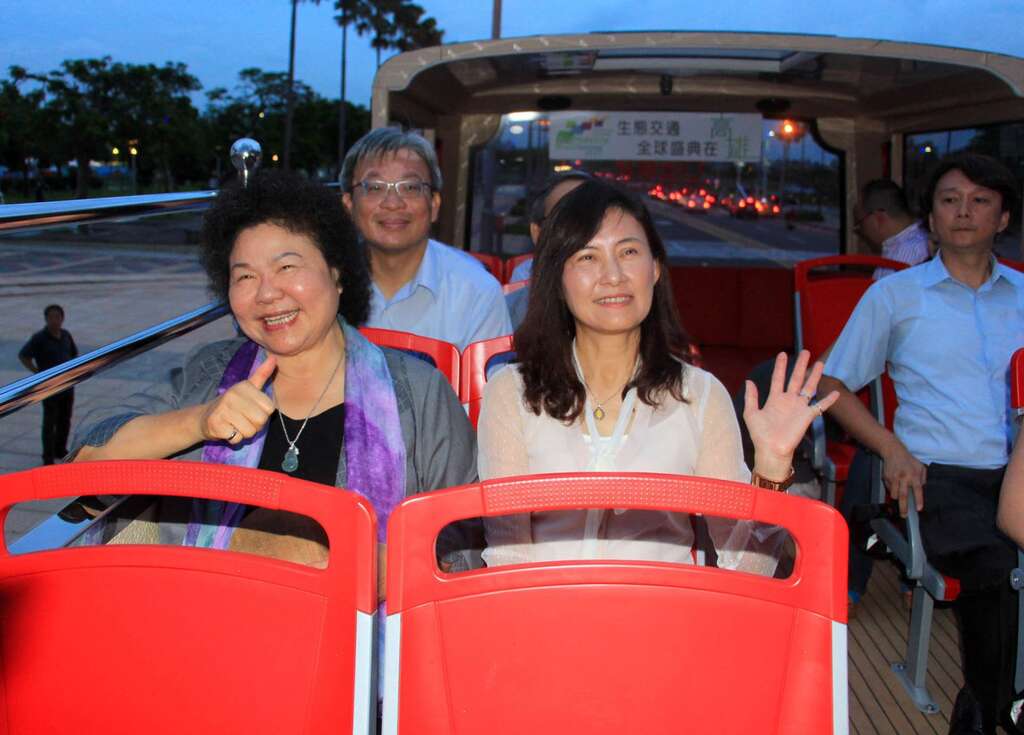 Through a double-decker bus ride, mayor enjoys city’s night-time views