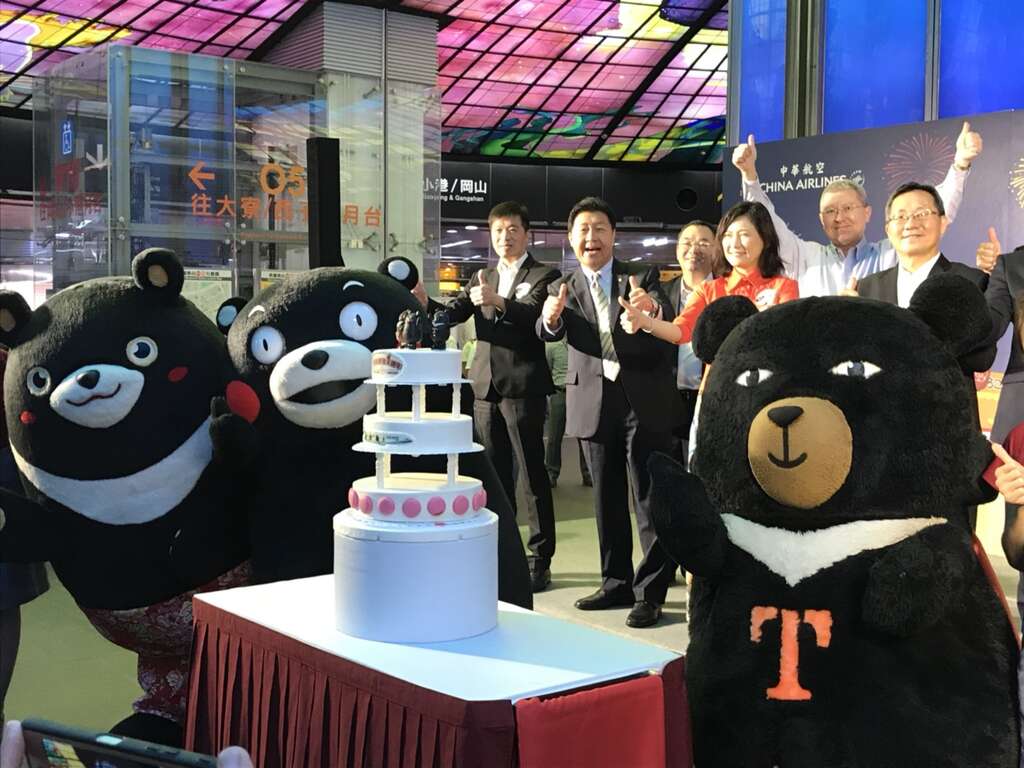 Oh Bear, the mascot of Taiwan’s tourism industry, Kaohsiung Bear, the “ambassador” of Kaohsiung’s tourism, and Kumamon, the “tourism division chief” of Kumamoto Prefecture in Japan, all had some fun with their fans at the station. 