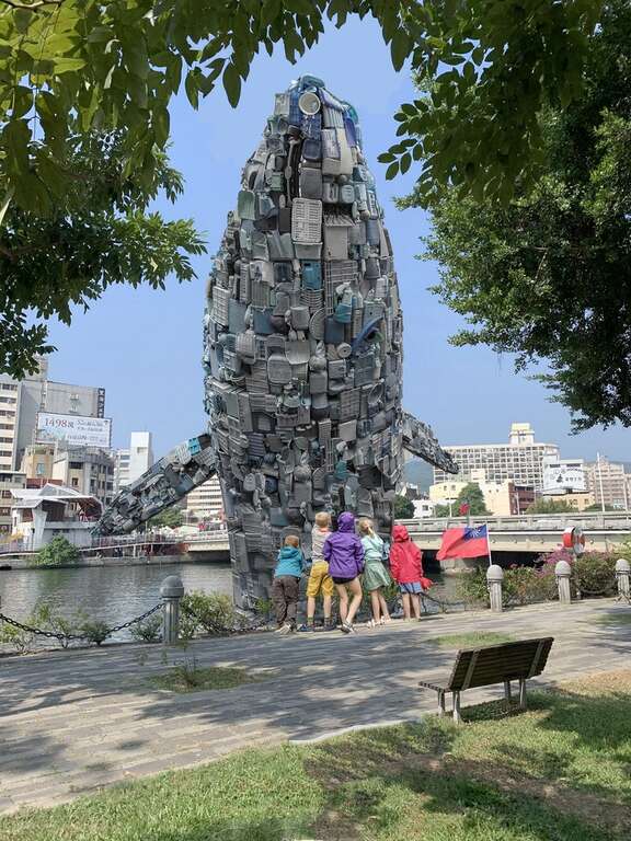 高さ15メートルの巨大な鯨型の装置芸術です。