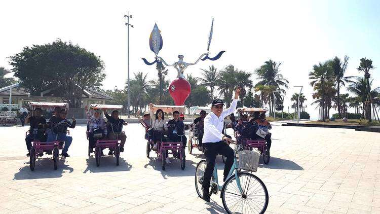 圖4 - 觀光局長邱俊龍與穆斯林旅客一起體驗旗津三輪車